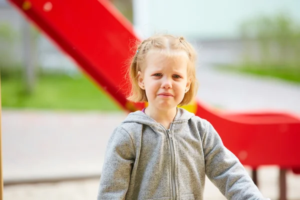 Mooi triest kleine meisje huilen — Stockfoto