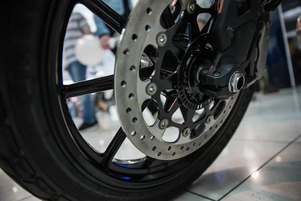 Новые блестящие тормозные диски на мотоцикле — стоковое фото