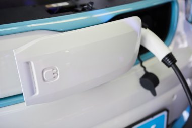 Elektrikli arabayı şarj etmek.