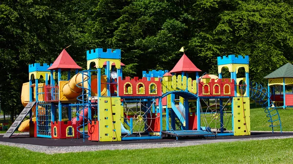 Equipamento de parque infantil no parque — Fotografia de Stock