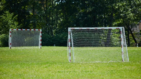 View of a net on vacant soccer pitch. — Stock Photo, Image