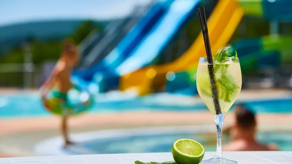 Close up Cocktail margaritas with lime near the swimming pool — Stock Photo, Image