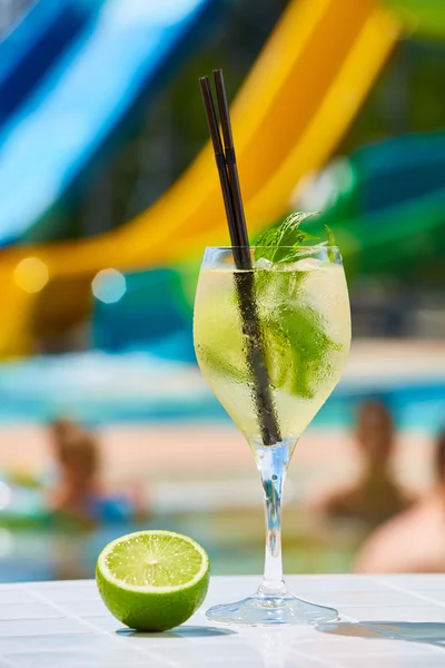 Close up Cocktail margaritas with lime near the swimming pool — Stock Photo, Image