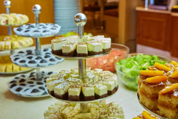 Mesa de postres para la fiesta. pasteles y dulzura. Dof poco profundo — Foto de Stock