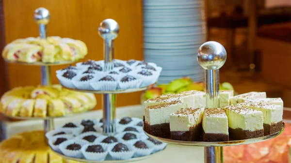 Mesa de postres para la fiesta. pasteles y dulzura. Dof poco profundo —  Fotos de Stock