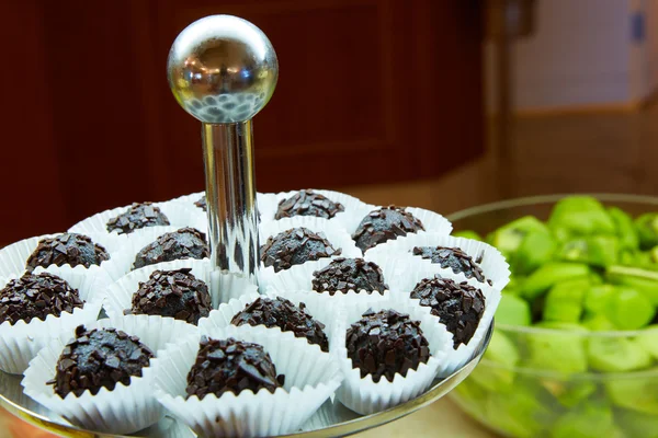 Mesa de sobremesa para festa. akes e doçura. Dof rasa — Fotografia de Stock