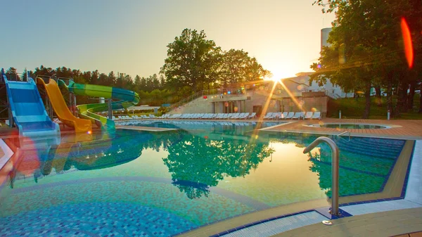 Poolen i vacker park — Stockfoto