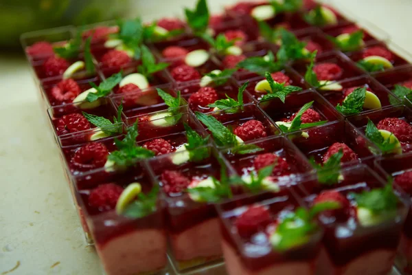 Desserttisch für Party. Süßigkeiten und Süße. flacher dof — Stockfoto