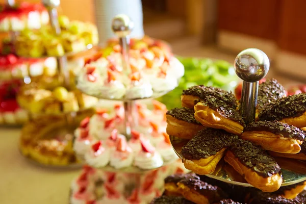 Desserttisch für Party. Süßigkeiten und Süße. flacher dof — Stockfoto