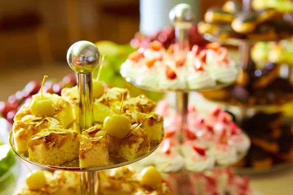 Desserttisch für Party. Süßigkeiten und Süße. flacher dof — Stockfoto