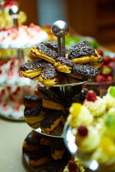Desserttisch für Party. Süßigkeiten und Süße. flacher dof — Stockfoto