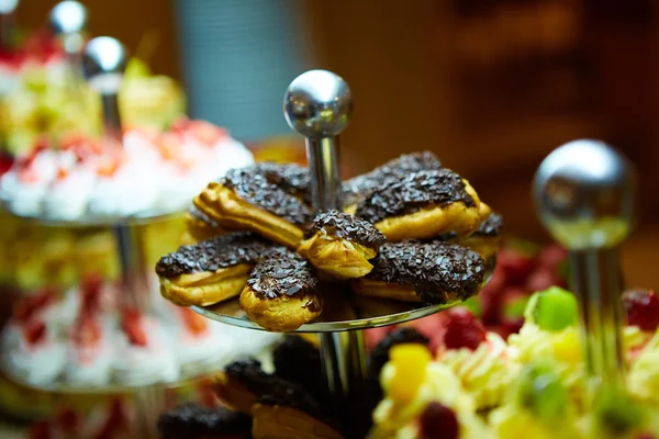 Mesa de postres para la fiesta. pasteles y dulzura. Dof poco profundo — Foto de Stock