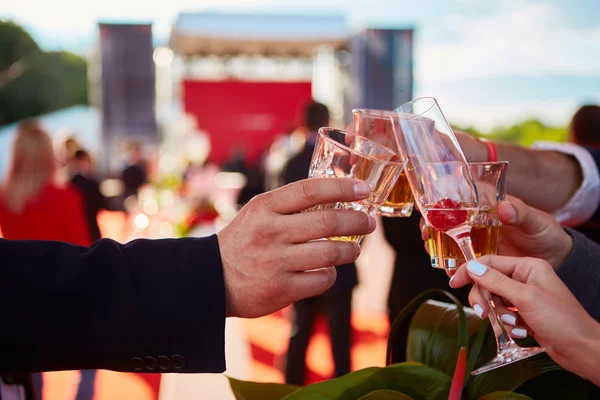 Ringmärkning fyllt fyra glas champagne — Stockfoto