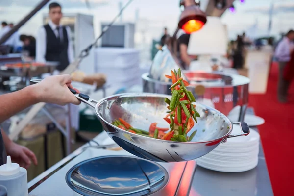 Bir wok sebze savurma Şef — Stok fotoğraf