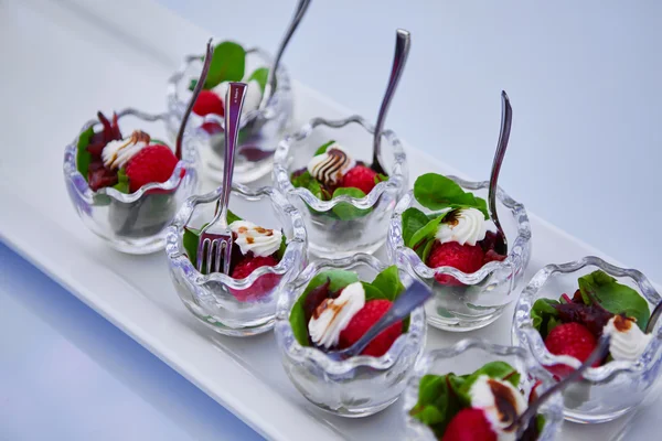 Appetizer with cream cheese, raspberry and beet leaves — Stock Photo, Image