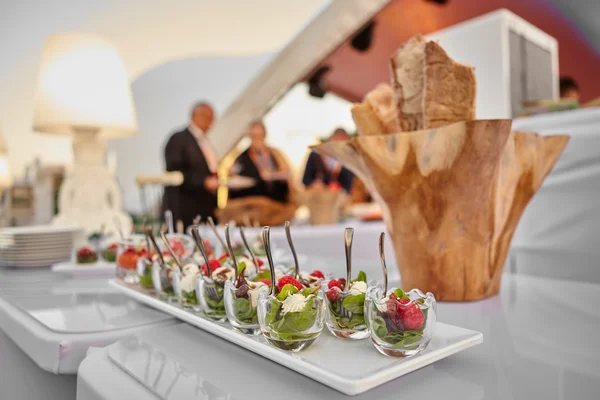 Voorgerecht met roomkaas, framboos en suikerbieten verlaat — Stockfoto