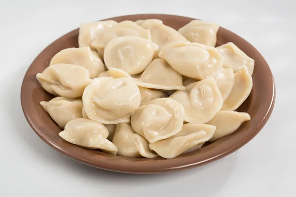 Gekookte bereide zelfgemaakte Russische knoedels of pelmeni met rundvlees — Stockfoto