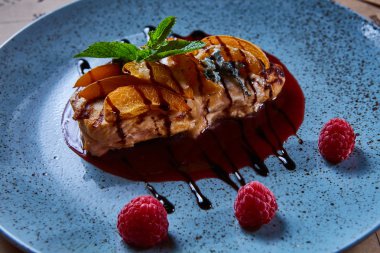 Ahududu et ızgara Türkiye Kuru Kayısı ile dekore edilmiş