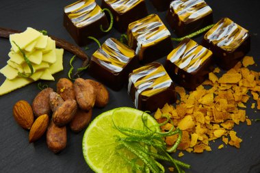 Organik tatlı koyu çikolata, kireç, badem