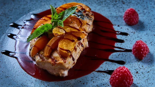肉焼きトルコ ドライアプリコットと飾られたラズベリー — ストック写真