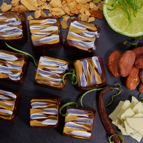 Doce orgânico de chocolate escuro, limão, amêndoas — Fotografia de Stock