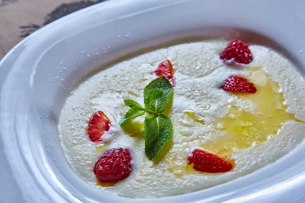 Swemolina pudding in een kom met aardbeien — Stockfoto