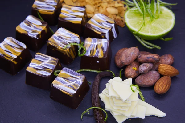 Doce orgânico de chocolate escuro, limão, amêndoas — Fotografia de Stock