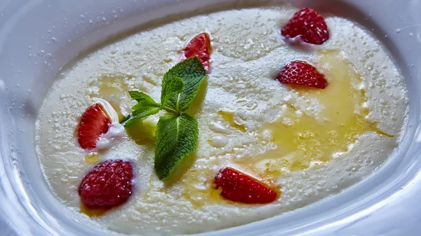 Swemolina Pudding in einer Schüssel mit Erdbeeren — Stockfoto