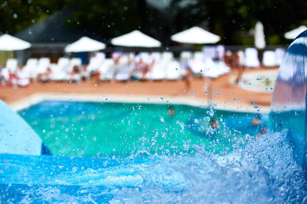 Pool och paraplyer — Stockfoto
