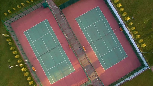 Widok z lotu ptaka z dwóch kortów tenisowych — Zdjęcie stockowe