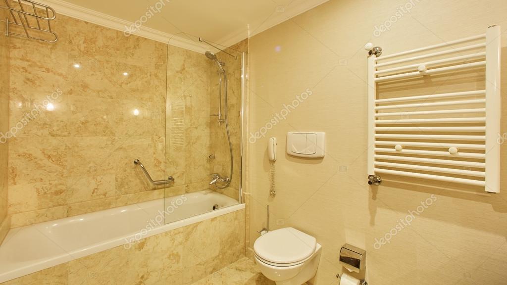 Luxus fürdÅszoba tükör, mosdó, zuhanyzó és wc vel — stock fotó ...