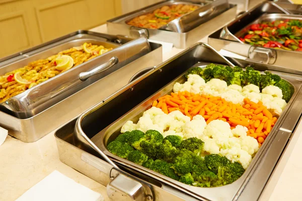 Verdure al vapore in una sala da pranzo a colazione in hotel — Foto Stock
