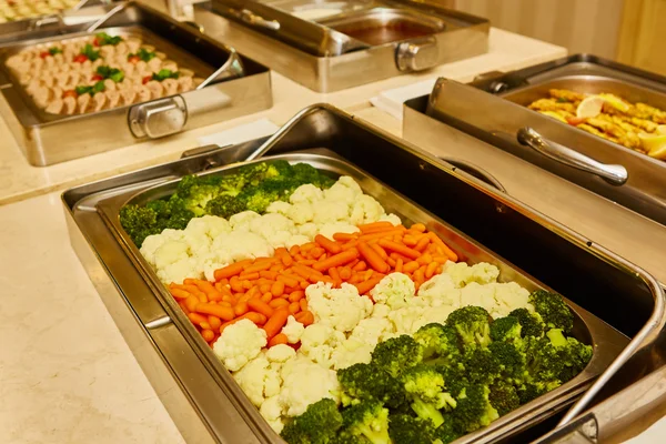Gedünstetes Gemüse im Speisesaal beim Frühstück im Hotel — Stockfoto