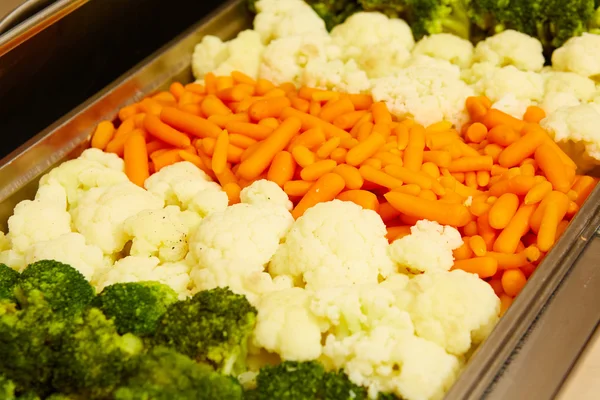 Verduras al vapor en un comedor en el desayuno en el hotel — Foto de Stock