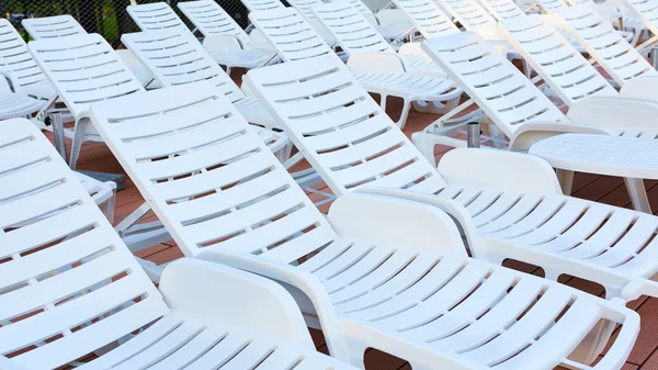 Number of empty sunbeds at the pool early in the morning — Stock Photo, Image