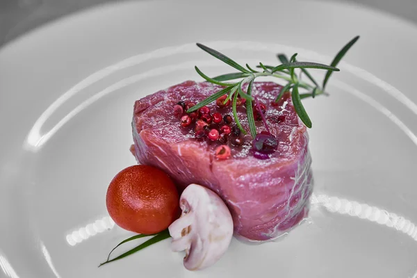 Filete de carne de res cruda con pimienta y tomillo listo para asar —  Fotos de Stock