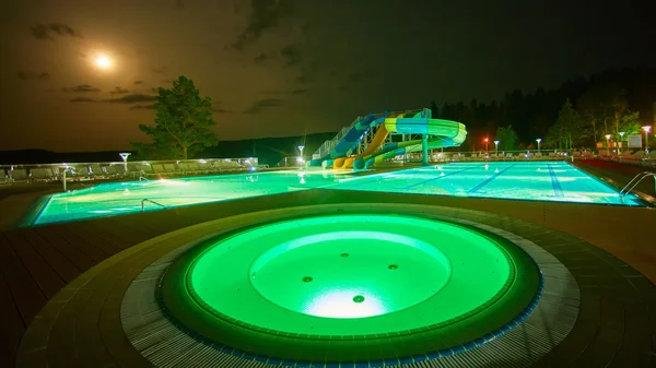 Resort piscina di notte — Foto Stock