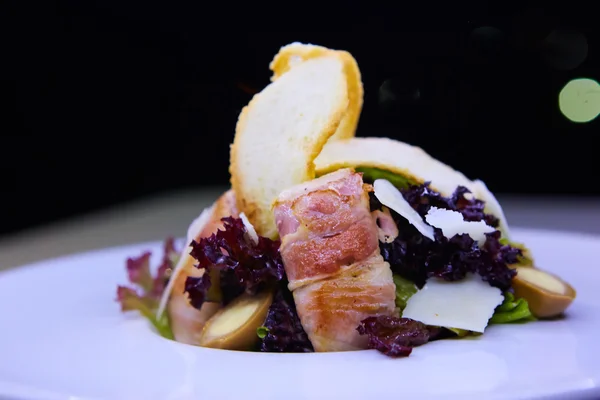 Caesar Salad with bacon, chicken and quail eggs — Stock Photo, Image