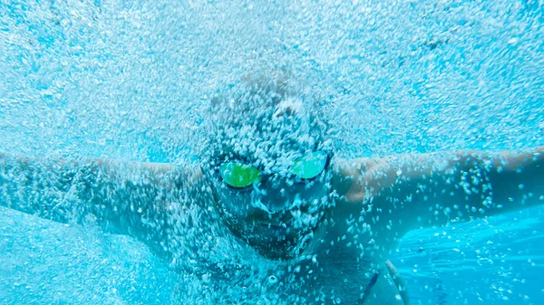 Swimmer Under Water in Pool — Stock Photo, Image