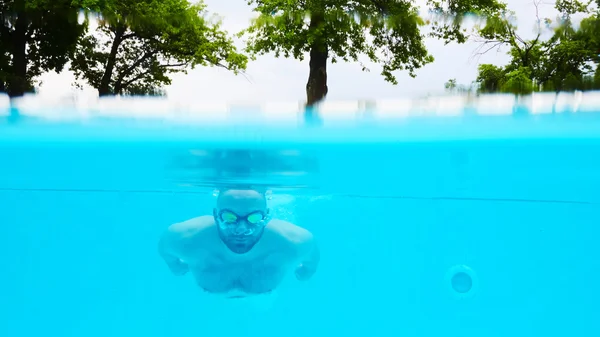 Nadador Masculino Sob Água na Piscina do Hotel — Fotografia de Stock