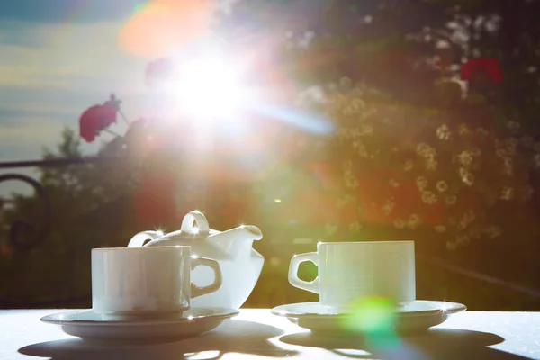 White teapot, two cups and sun. Garden party. — Stock Photo, Image