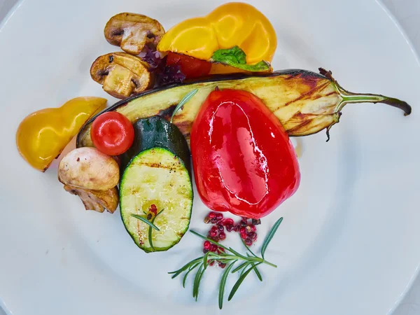 Biologische gegrilde groenten. Bovenaanzicht. Ondiepe dof — Stockfoto