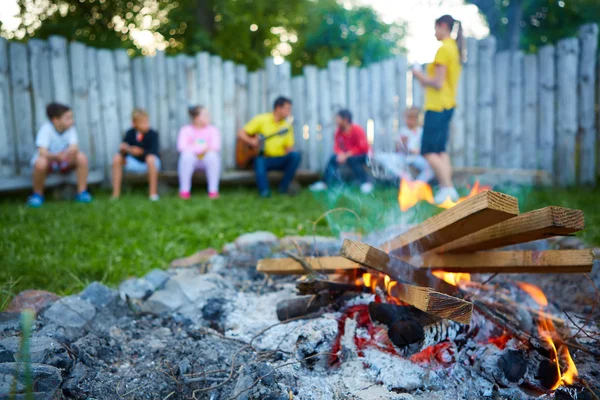 Enfants heureux s'amuser autour du feu de camp — Photo