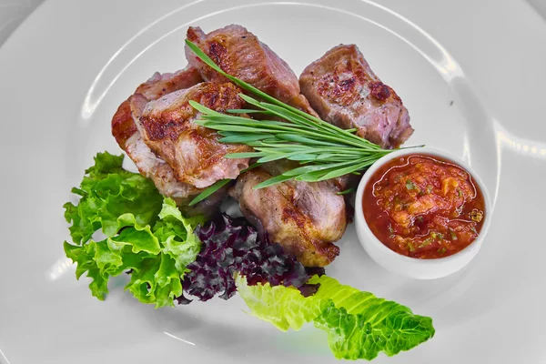 Portion fraîche de shish kebab sur assiette — Photo