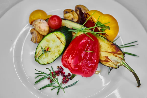 Verduras a la parrilla ecológicas. Vista superior. Dof poco profundo — Foto de Stock