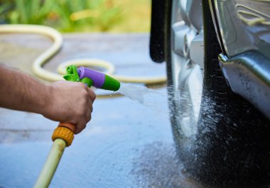 Yüksek basınçlı su kullanarak araba temizlik insanlar