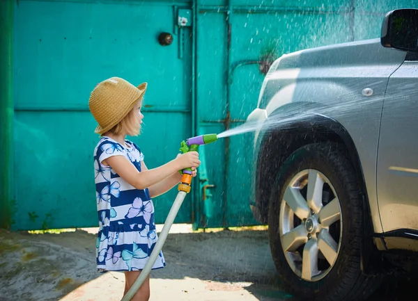 A kislány szülei, mossa az autó segít — Stock Fotó