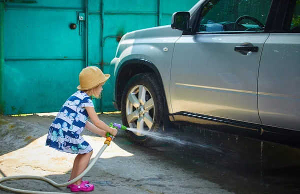 A kislány szülei, mossa az autó segít — Stock Fotó