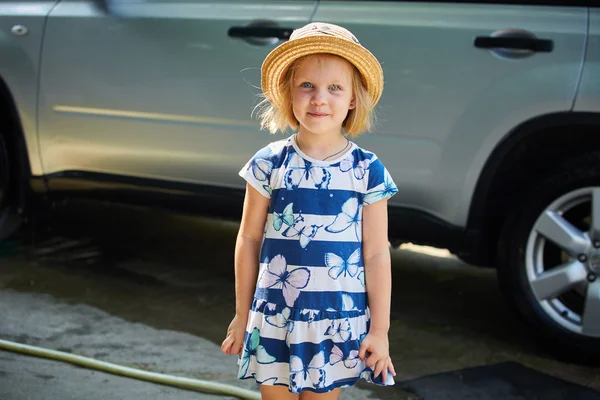 Bambina in cappello di paglia — Foto Stock