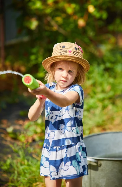 Nettes Mädchen spielt mit Wasserpistole — Stockfoto